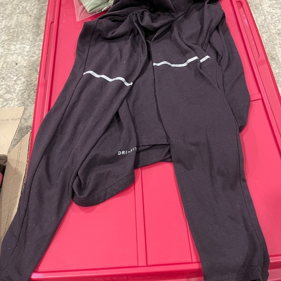 Nike plum small , thumb holes Dri-Fit - Picture 5 of 7